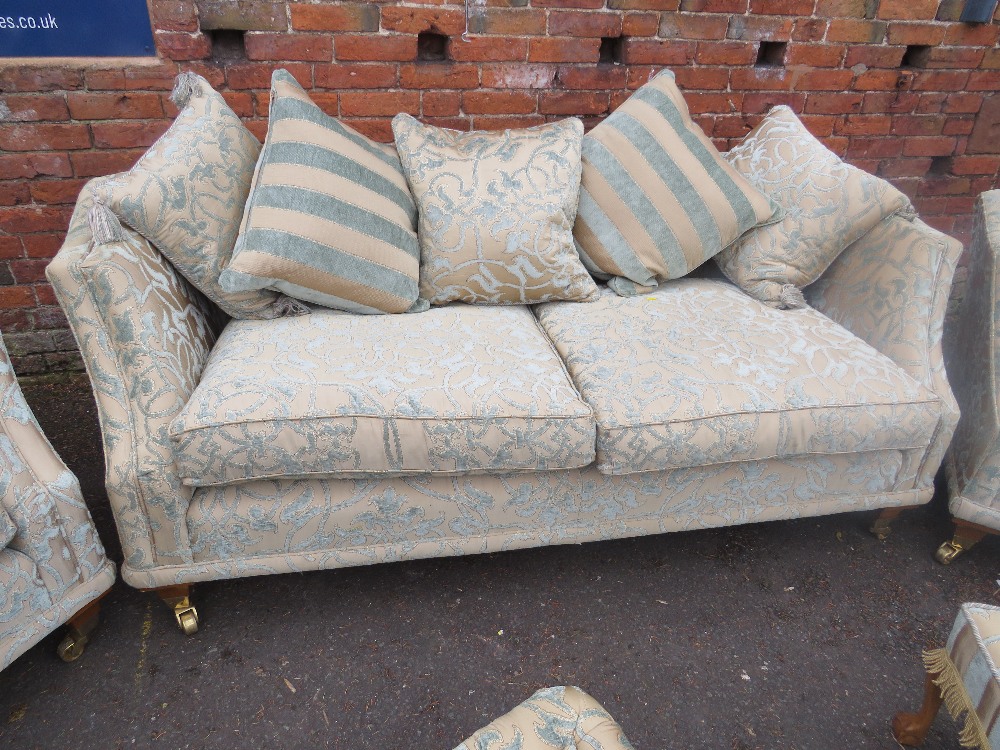 A GOOD QUALITY UPHOLSTERED SILK 3 PIECE SUITE AND 2 STOOLS - Image 16 of 25