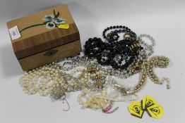 A SMALL QUANTITY OF COSTUME JEWELLERY TO INCLUDE A MUSICAL BOX