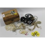 A SMALL QUANTITY OF COSTUME JEWELLERY TO INCLUDE A MUSICAL BOX