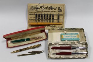 A COLLECTION OF ASSORTED PENS AND PENCILS TO INCLUDE A BRITISH PENS LIMITED CARD WITH ASSORTED PEN