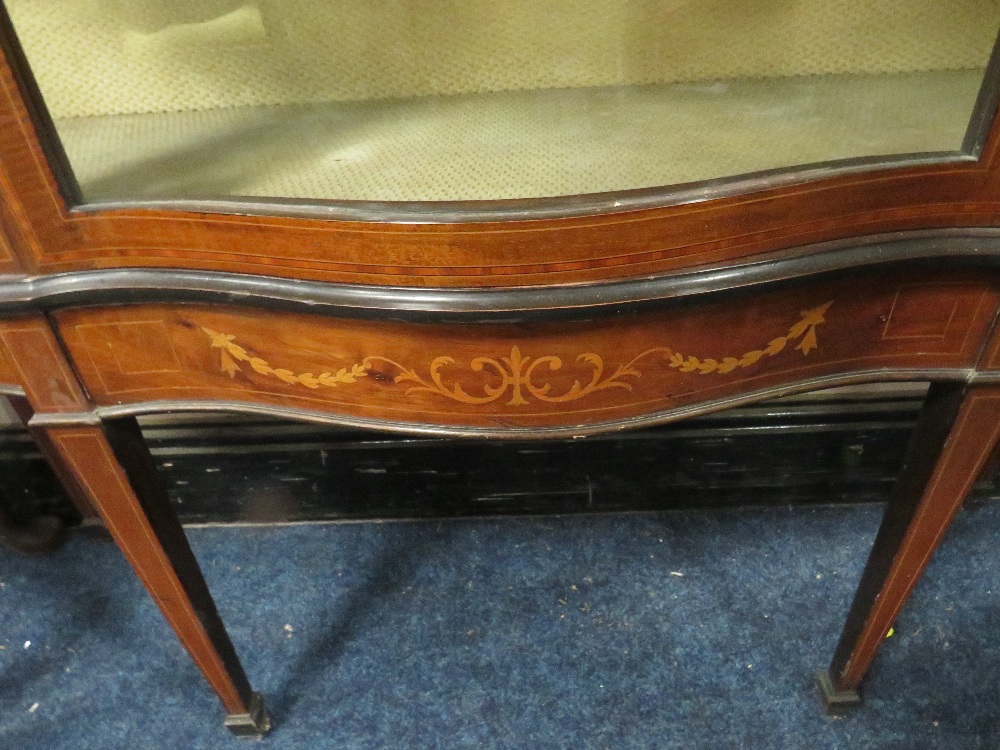 AN EDWARDIAN MAHOGANY INLAID SERPENTINE FRONTED DISPLAY CABINET H -163 W-113 CM - Image 3 of 3