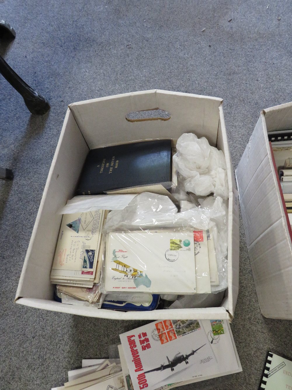 BOX WITH LARGE QUANTITY OF STAMPS ON PAGES, IN PACKETS AND TINS MUCH EARLIER AND A BOX OF POSTAL - Bild 3 aus 6