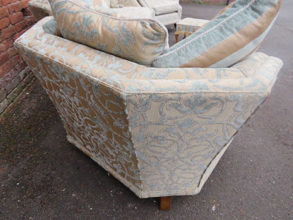 A GOOD QUALITY UPHOLSTERED SILK 3 PIECE SUITE AND 2 STOOLS - Image 13 of 25