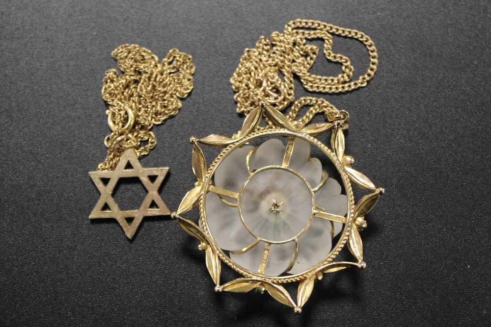 AN UNMARKED YELLOW METAL STAR OF DAVID PENDANT ON CHAIN TOGETHER WITH A GOLD PLATED FLORAL PENDANT - Image 2 of 2