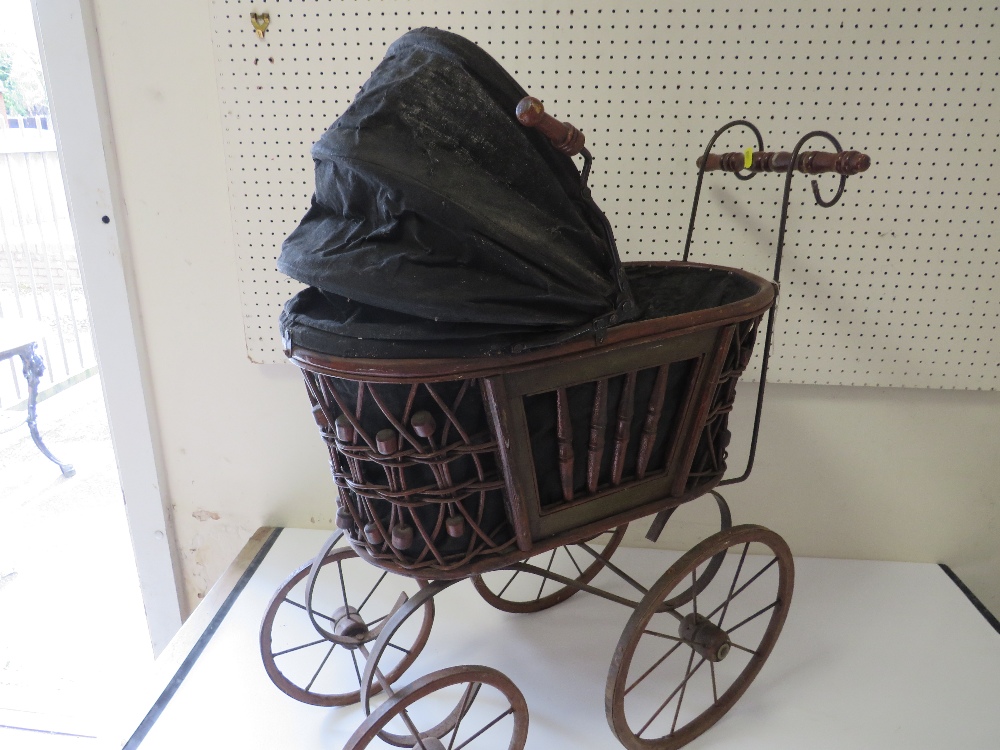 A VINTAGE WICKER PET CARRIER TOGETHER WITH A VINTAGE STYLE DOLLS PRAM (2) - Image 4 of 6