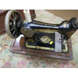 A VINTAGE CASED SINGER SEWING MACHINE SERIAL NO D982240