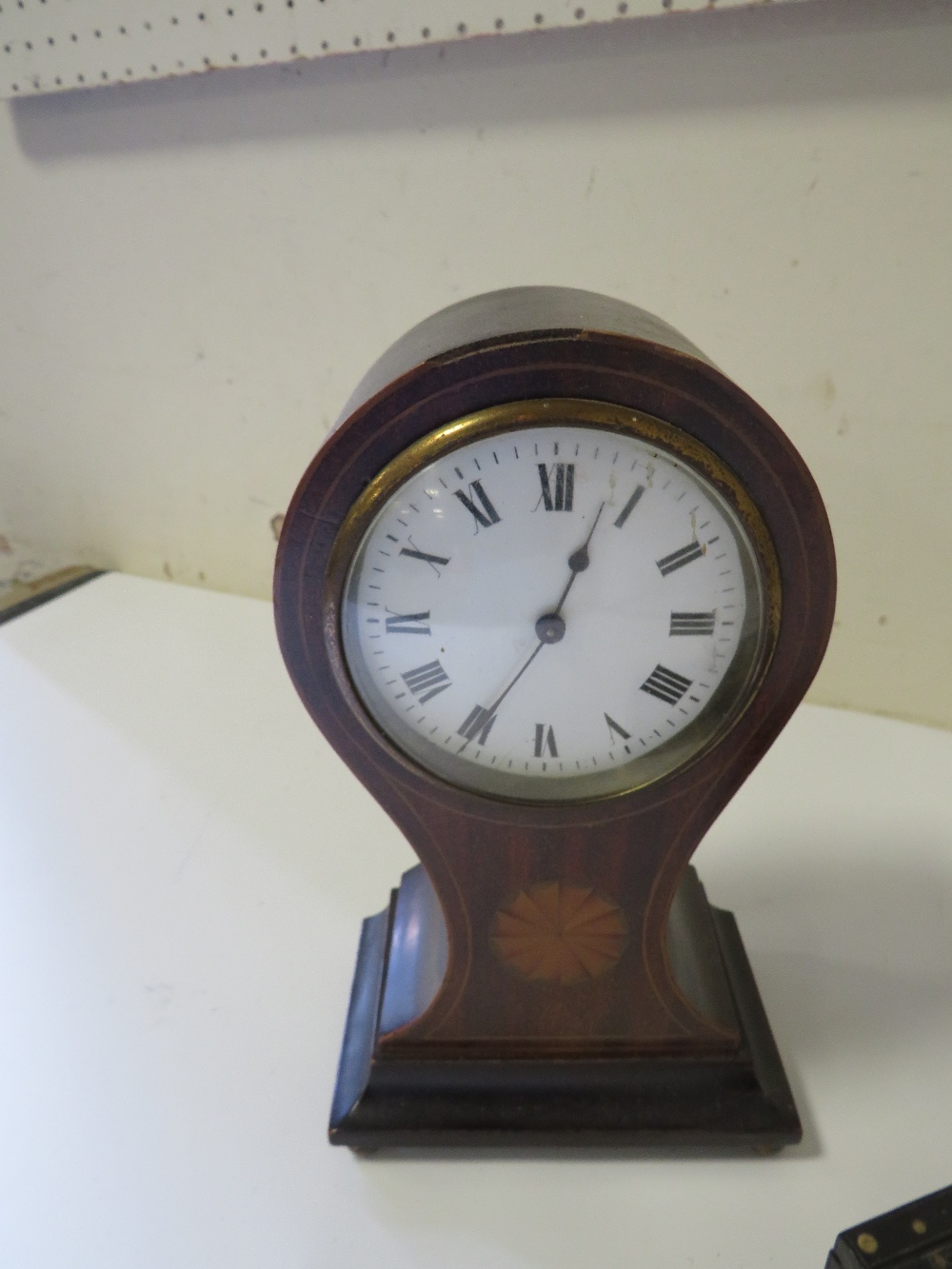 AN INLAID VINTAGE BALLOON MANTLE CLOCK TOGETHER WITH A P-O-W PORCUPINE QUILL BOX - Image 2 of 4