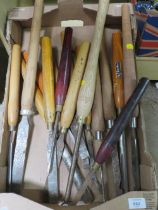 A TRAY OF WOODWORKING CARVING CHISELS