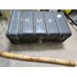 A SIX RIB WOODEN VINTAGE TRAVEL CASE TOGETHER WITH A DIGGERY DOO