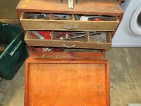 A CARPENTERS WOODEN TRAVEL TOOLBOX AND CONTENTS