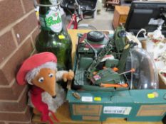 A SELECTION OF VINTAGE TOYS ETC TO INCLUDE AN ACTION MAN GYRO COPTER, RADIO, WOMBLE, DIE CAST CARS