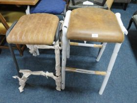 A PAIR OF TAN BROWN LEATHER BAR / KITCHEN STOOLS