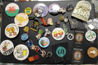 A COLLECTION OF VINTAGE PIN BADGES. CLOTH BADGES ETC