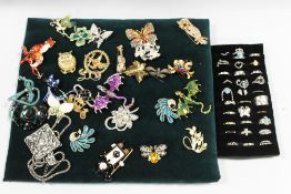 A BOX OF COLLECTORS BROOCHES AND RINGS ETC