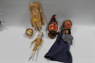 A TRAY OF ANTIQUE DOLLS AND PUPPETS A/F