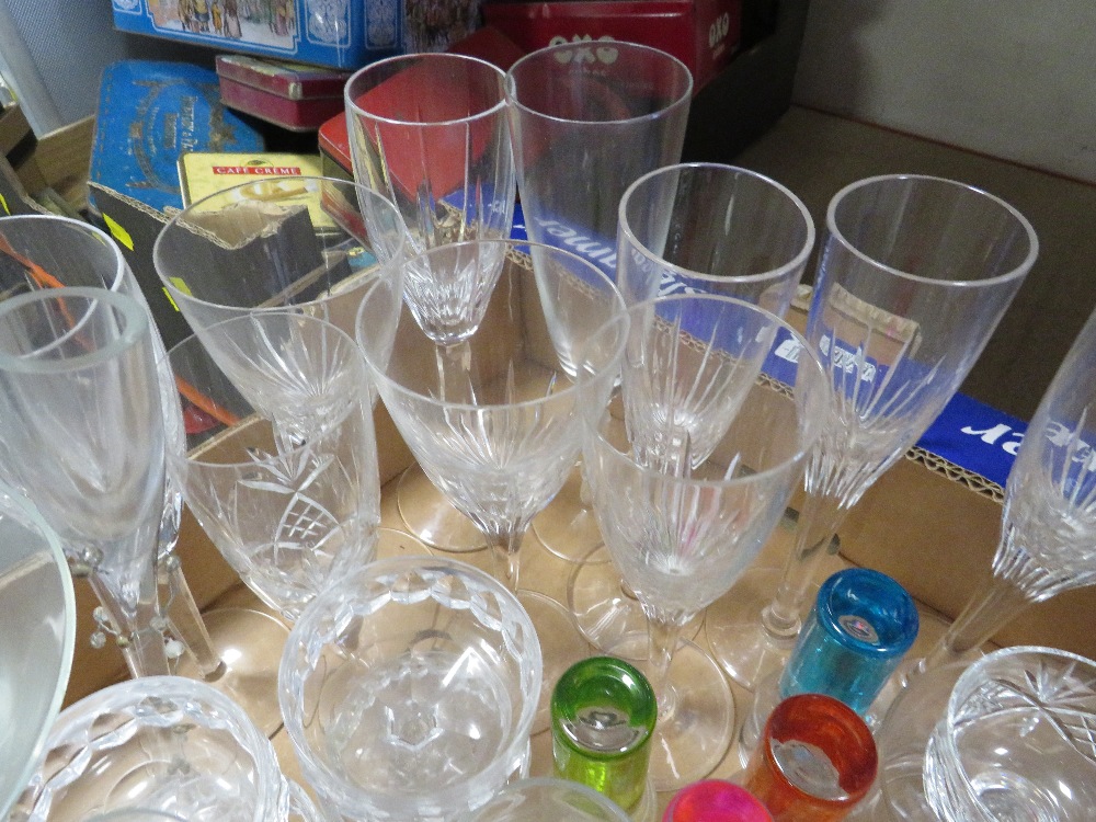 A TRAY OF ASSORTED GLASSWARE - Image 2 of 3