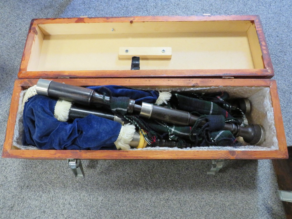 TWO BOXED SETS OF BAGPIPES (UNCHECKED) - Bild 2 aus 5