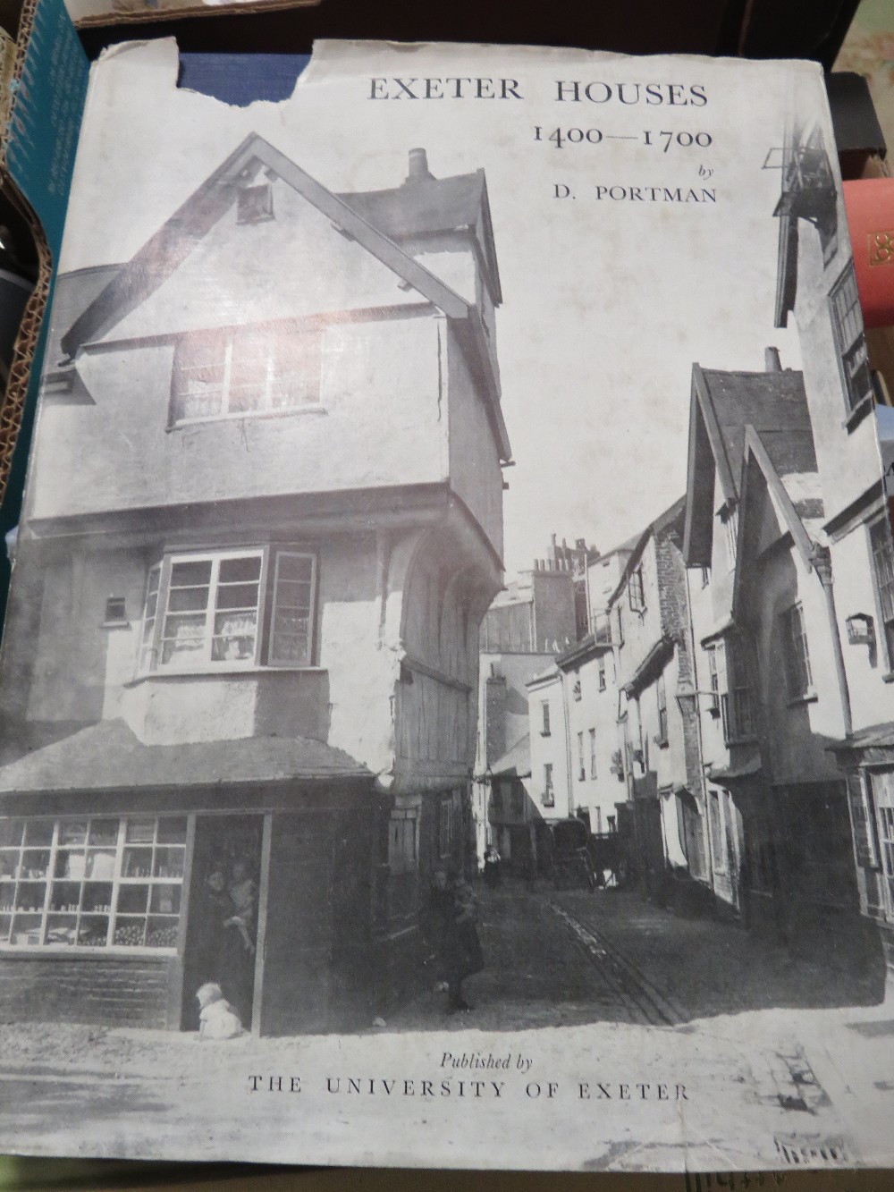 A SMALL TRAY OF BOOKS TO INCLUDE THE BOOK OF HEARTLAND AND VARIOUS SOUTHERN ENGLAND EXAMPLES - Image 2 of 3