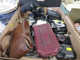 A TRAY OF VINTAGE CAMERAS, BINOCULARS ETC