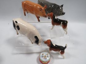 A SELECTION OF CERAMICS TO INCLUDE ROYAL DOULTON PIGS, WEDGWOOD JASPERWARE ETC