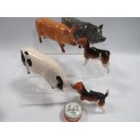 A SELECTION OF CERAMICS TO INCLUDE ROYAL DOULTON PIGS, WEDGWOOD JASPERWARE ETC