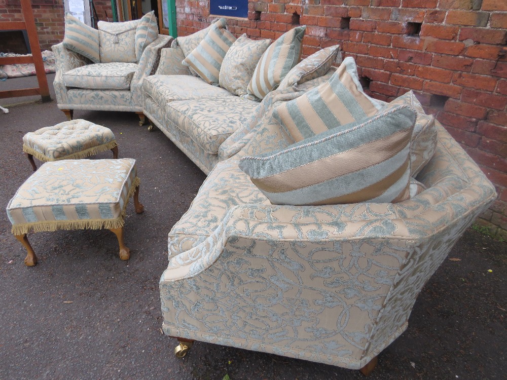 A GOOD QUALITY UPHOLSTERED SILK 3 PIECE SUITE AND 2 STOOLS - Image 18 of 25