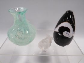 A SMALL LALIQUE GLASS SPARROW WITH ENGRAVED MARK, ALONG WITH A WEDGWOOD PAPERWEIGHT AND CAITHNESS