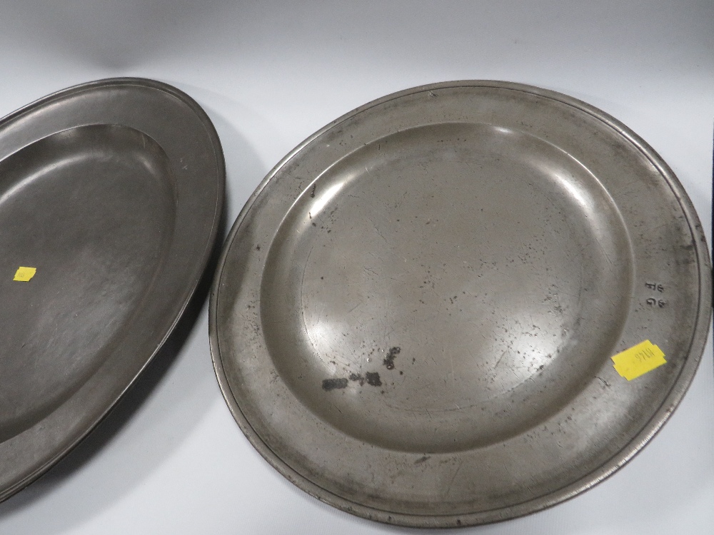 A SET OF EARLY PEWTER GRADUATED PLATES WITH LONDON STAMP MARKS TO REAR AND VARIOUS STAMPS TO FRONT - Image 3 of 7