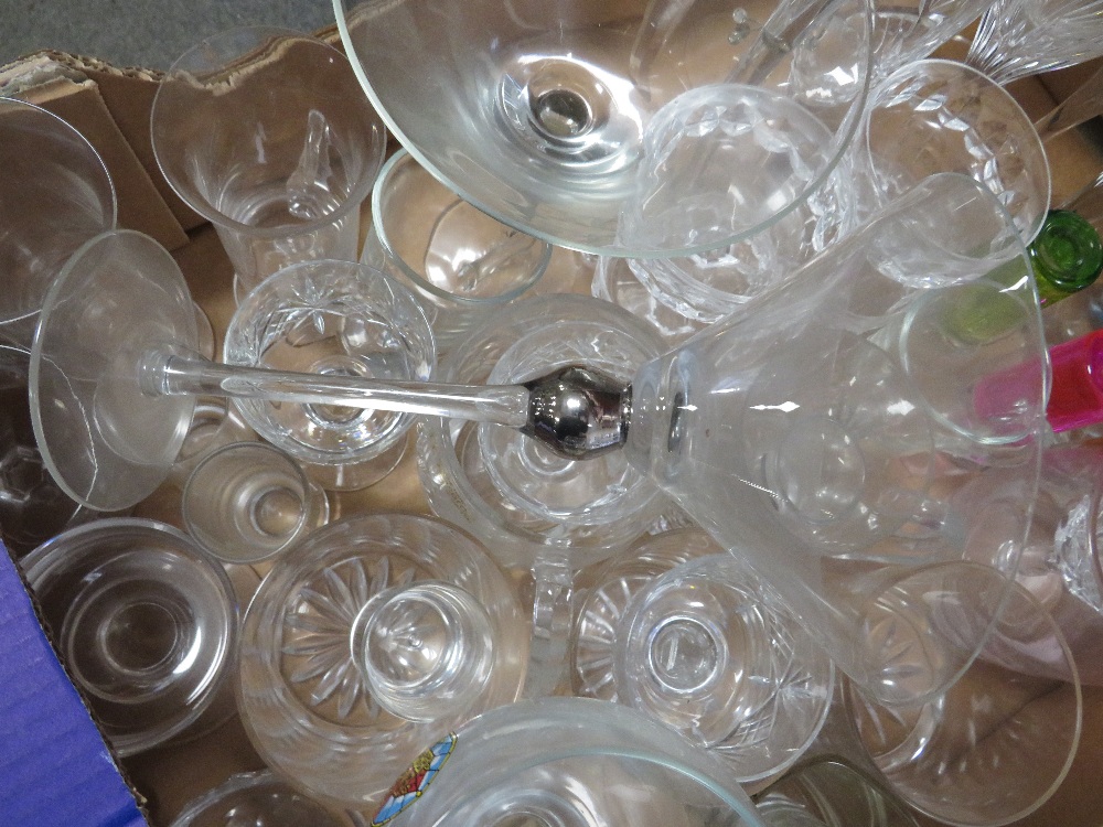 A TRAY OF ASSORTED GLASSWARE - Image 3 of 3