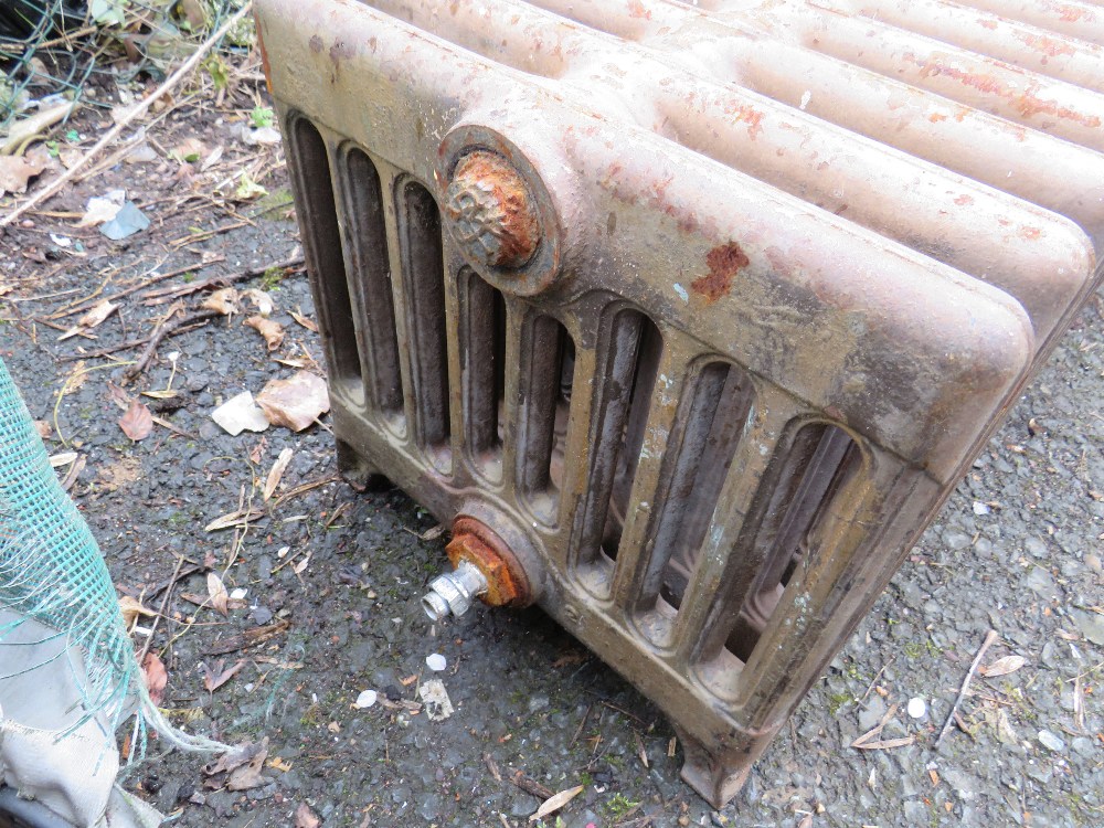 A VINTAGE CAST IRON LOW 21 FIN RADIATOR - Image 2 of 3