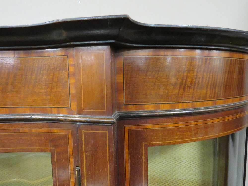 AN EDWARDIAN MAHOGANY INLAID SERPENTINE FRONTED DISPLAY CABINET H -163 W-113 CM - Image 2 of 3