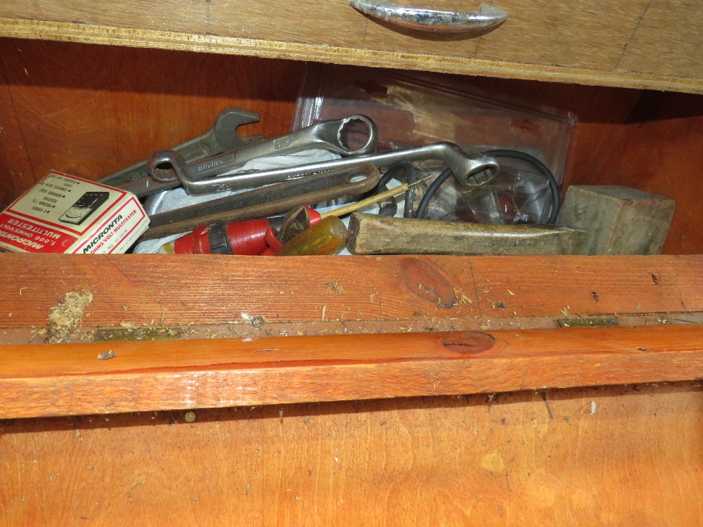 A CARPENTERS WOODEN TRAVEL TOOLBOX AND CONTENTS - Image 2 of 2