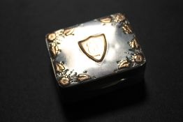 A HALLMARKED SILVER SNUFF BOX WITH ROSE GOLD OVERLAY DETAIL