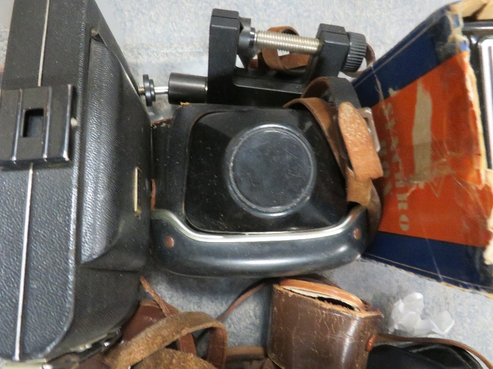 A SMALL QUANTITY OF VINTAGE CAMERAS - Image 4 of 4