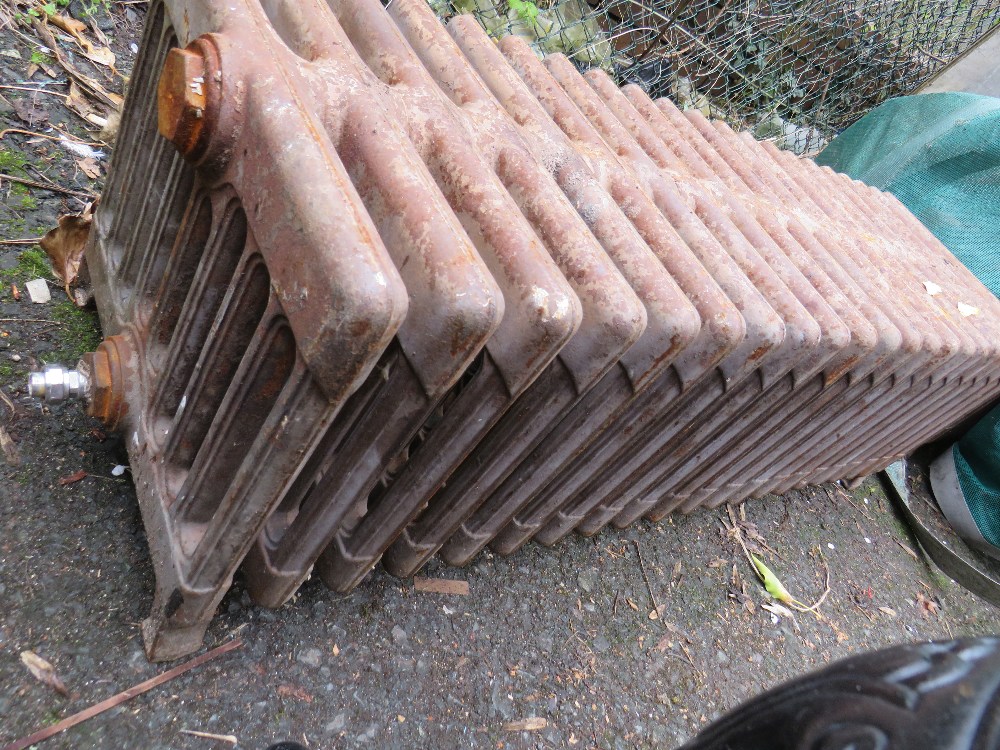 A VINTAGE CAST IRON LOW 21 FIN RADIATOR - Image 4 of 4