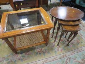 A WALNUT NEST OF TABLES & A MODERN GLASS TOPPED TABLE (2)