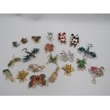 A MIXED BOX OF DECORATIVE BROOCHES