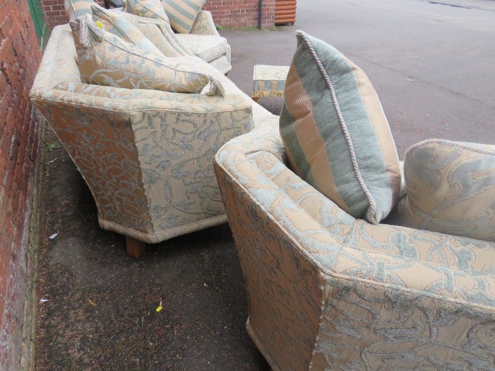 A GOOD QUALITY UPHOLSTERED SILK 3 PIECE SUITE AND 2 STOOLS - Image 15 of 25