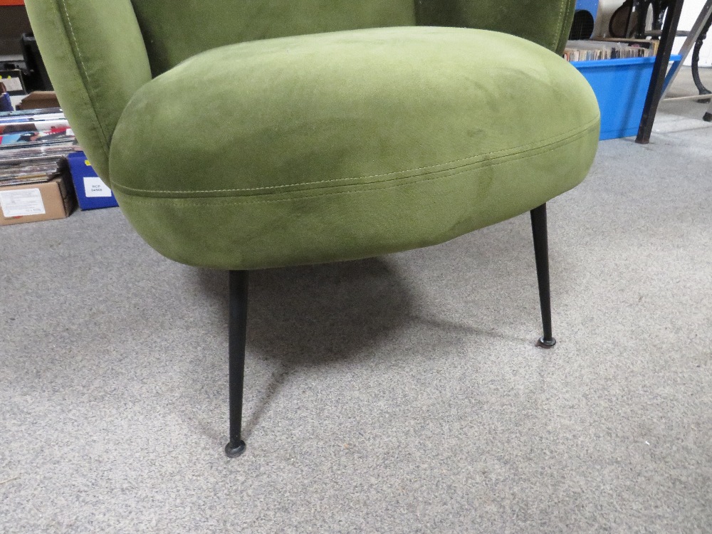 A MODERN UPHOLSTERED GREEN CHAIR - Image 2 of 3