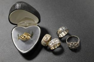 FIVE VINTAGE SILVER RINGS INCLUDING SILVER GILT LEOPARD SET SAPPHIRES