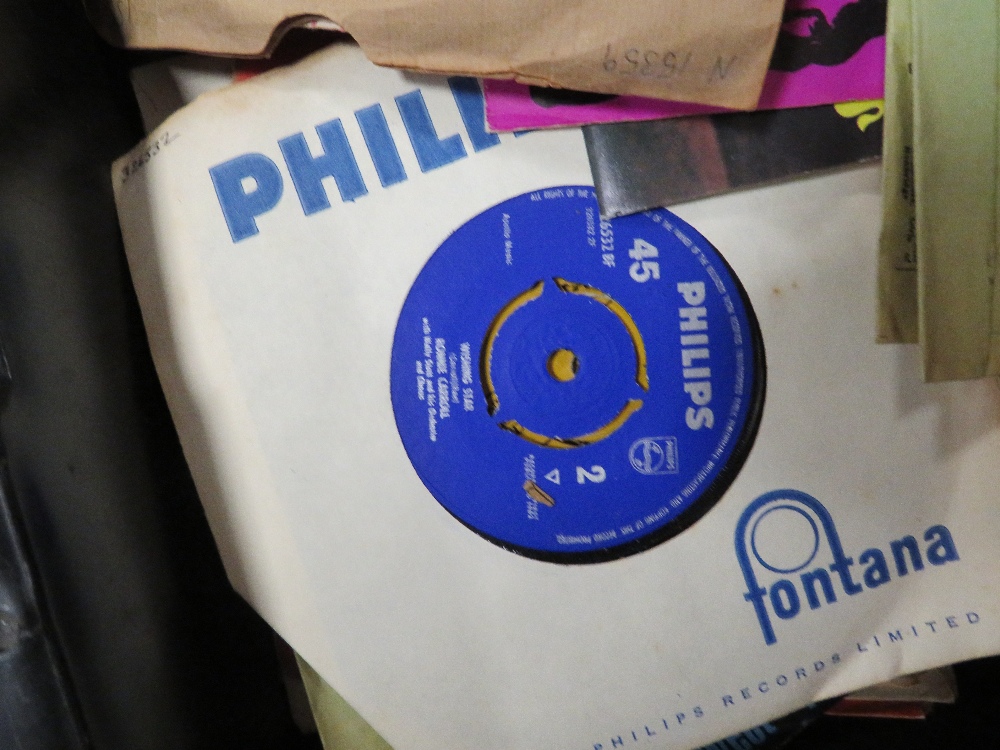 A SELECTION OF 7" SINGLES AND 78'S TO INCLUDE SEVERAL IRISH EXAMPLE - Image 4 of 6