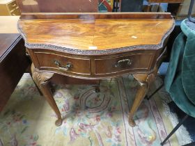 A REPRODUCTION CONSOLE TABLE WITH SINGLE DRAWER