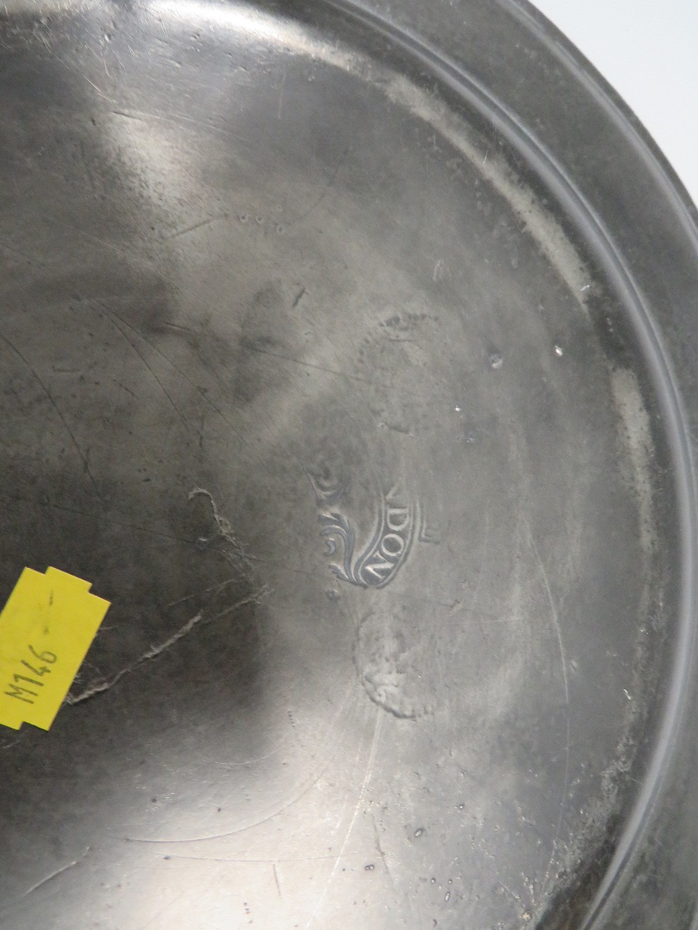 A SET OF EARLY PEWTER GRADUATED PLATES WITH LONDON STAMP MARKS TO REAR AND VARIOUS STAMPS TO FRONT - Image 6 of 7