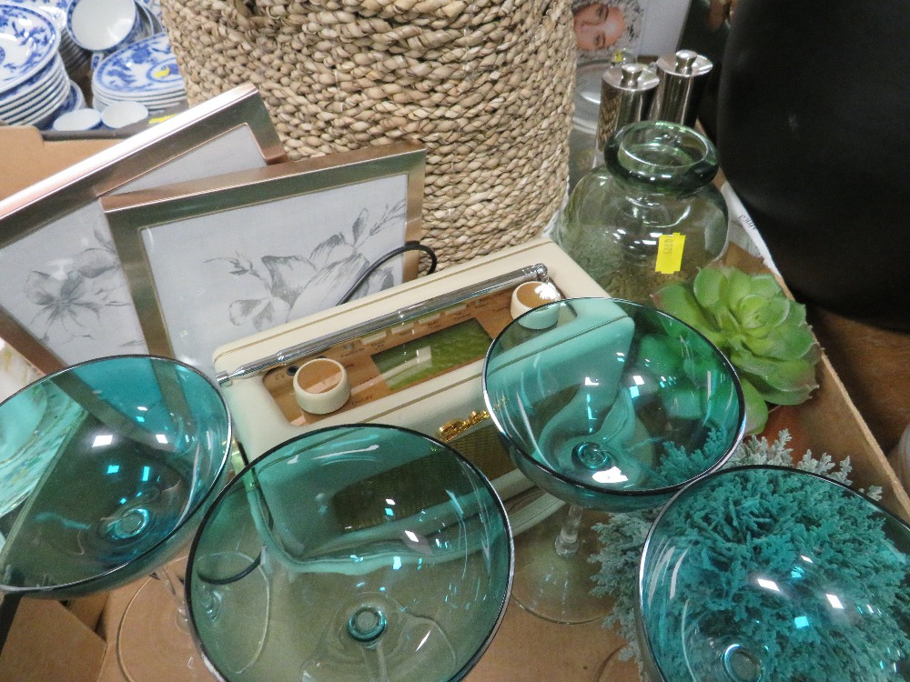 A TRAY OF ASSORTED EX-SHOW HOME DISPLAY ITEMS TO INCLUDE LARGE VASES - Bild 4 aus 5