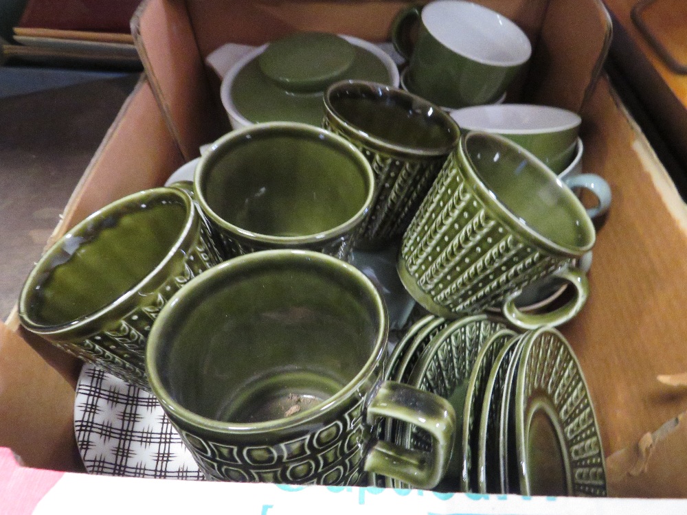 A TRAY OF SUNDRIES TO INCLUDE BINOCULARS TOGETHER WITH TRAY OF CERAMICS (2) - Image 2 of 3