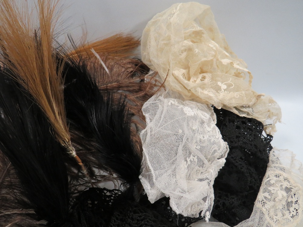 TWO TRAYS OF EARLY 20TH CENTURY ANTIQUE LACE ITEMS AND CLOTHING ACCESSORIES TO INCLUDE A SELECTION - Image 3 of 7