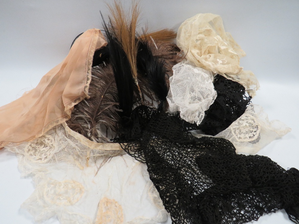 TWO TRAYS OF EARLY 20TH CENTURY ANTIQUE LACE ITEMS AND CLOTHING ACCESSORIES TO INCLUDE A SELECTION - Image 2 of 7