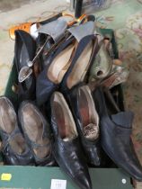 A TRAY OF VINTAGE LADIES SHOES TO INCLUDE EARLY 20TH CENTURY EXAMPLES