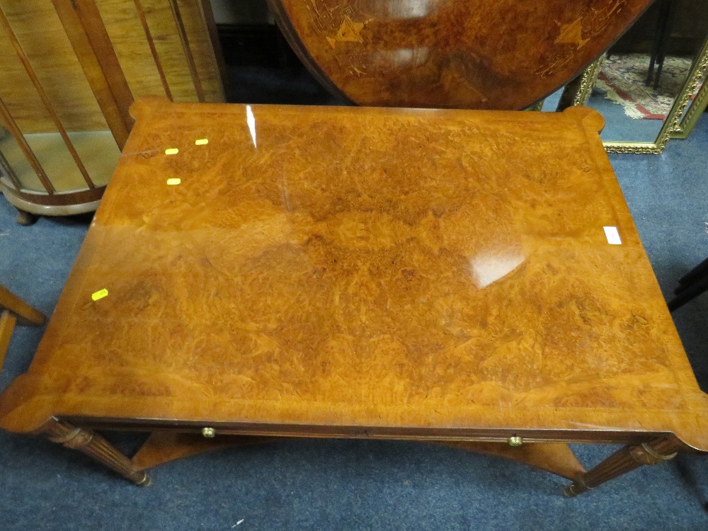 A QUALITY REPRODUCTION WALNUT COFFEE TABLE WITH DRAWERS - Bild 2 aus 4