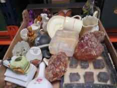 A SMALL TRAY OF COLLECTABLE'S TO INCLUDE A SAMPLE "SPAR ROCK " AMBER TYPE PIECES ETC